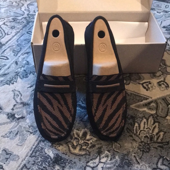 Rothy’s Dark Zebra Driver in 9 1/2 - Picture 4 of 6